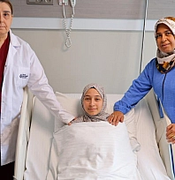 24 yaşındaki hastanın karnından 35 santimetrelik dev kist çıkarıldı