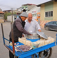 35 yıldır el arabasıyla sokak sokak dolaşıp nohut satıyor