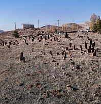 4 asırlık mezarlık devasa taşlarıyla dikkat çekiyor