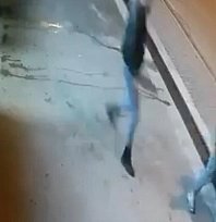 4 kişi 1 kişiye saldırdı