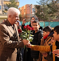 43 yılda yüzlerce öğrenci yetiştirdi, çiçek ve alkışlarla emekli oldu