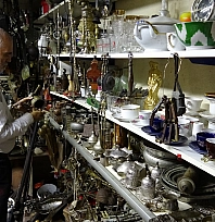 45 yıldır topladığı antika eşyaların sayısını kendisi de bilmiyor