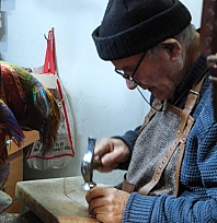 66 yıldır teknolojiye direnerek çanta yapıyor