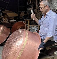 7 yaşında başladı, 45 yıldır bakır kazan üretiyor