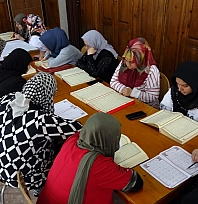 75 yaşındaki Fatma teyzenin Kur'an-ı Kerim öğrenme azmi