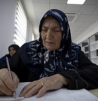 80'inde torunu için kaleme sarıldı: Malatya'da Fatma Teyze 2 ayda okuma yazma ögrendi