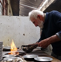 80 yaşındaki kalay ustası mesleğini 70 yıldır sürdürüyor