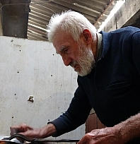 80 yaşındaki kalay ustası mesleğini aşkla yapıyor