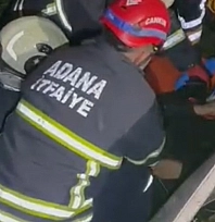 Adana'da şarampole yuvarlanan otomobildeki 2 kişi yaralandı