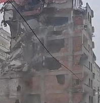 Ağır hasarlı bina tek dokunuşla yerle bir oldu