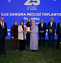 AK Parti'de 25. Yıl buluşması: Eski teşkilat mensuplarına vefa plaketi