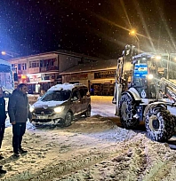 Akçadağ'da kar yağışı etkisini artırdı! Çalışmalar aralıksız sürüyor
