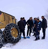 Yoldan çıkan iş makinesi kurtarıldı