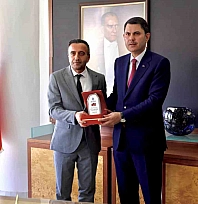 Bakan Kurum'a Akçadağ'dan teşekkür plaketi