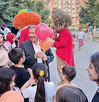 Alican Bozkurt çocuklara balon dağıttı