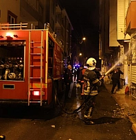 Apartman dairesinde yangın: 2 kişi dumandan etkilendi