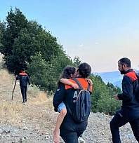 Araçta mahsur kalan baba ve kızı kurtarıldı