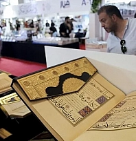 Arapça Kitap Fuarı'ndaki 'Altın Harfler' standında nadir yazmalar sergileniyor