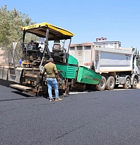 Asfalt işçileri bunaltıcı sıcağa rağmen mesaisini sürdürüyor