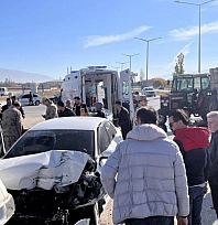 Askeri araç, traktör ve otomobil çarpıştı: 2 yaralı