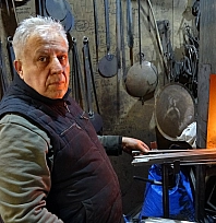 Ateş başında 60 yıldır demir dövüyor