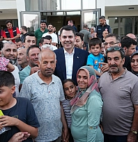 Bakan Kurum'dan depremzede Yusuf ve dedesine ziyaret
