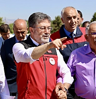 Bakan Yumaklı, Malatya'da aynı bahçede bu kez hasat mutluluğunu yaşadı!