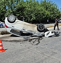 Bariyerlere çarpan otomobil takla attı: 1 yaralı