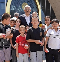 Başkan Hallaç, minik gönüllere dokundu