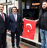 Malatya'da Kanalboyu'nda Türk bayrağı dağıtıldı
