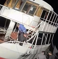 Batan tekne halat yardımıyla kurtarıldı