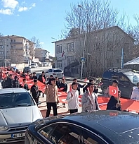Bayrak yürüyüşüne yoğun ilgi