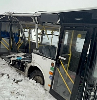 Belediye otobüsü hemzemin geçitte trenle çarpıştı