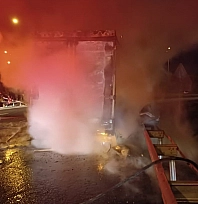 Beyaz eşya yüklü tır alev alev yandı