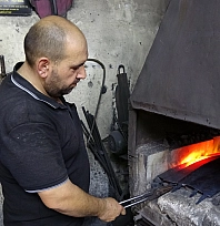 Bıçak ustasının yaptığı dev et satırı, 60 bin TL'ye alıcısını bekliyor