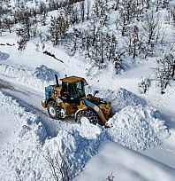 Bin 500 metre rakımda yollar kardan temizleniyor