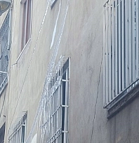 Binadan sarkan buzlar tehlike saçıyor