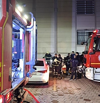 Binanın girişinde çıkan yangın korkuttu