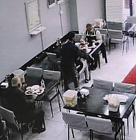 Boğulmak üzereyken kurtarıldı: Yemek yemeye devam etti