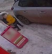 Buzlu yol vatandaşlara zor anlar yaşattı