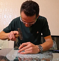 Camı çatlatarak sanat eserine dönüştürüyor