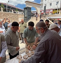 Cami cemaatine aşure ikram edildi