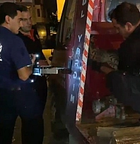 Malatya çekicide mahsur kalan minik canı itfaiye kurtardı