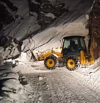 Çığ düşen yol ulaşıma açıldı