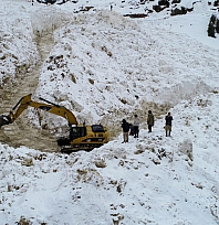 Çığ nedeniyle 12 gündür kapalı olan yol açıldı