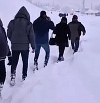 Çığla kapanan yolda mahsur kalan 100 kişi köyde misafir edildi