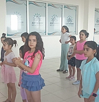 Çocuklar zumba ile hem eğleniyor hem spor yapıyor