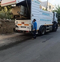 Çöp konteynerleri tek tek yıkanıp dezenfekte ediliyor