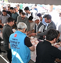 Cuma namazı çıkışı aşure ikramı