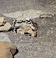 Çüngüş'te bozulan yol tehlike saçıyor